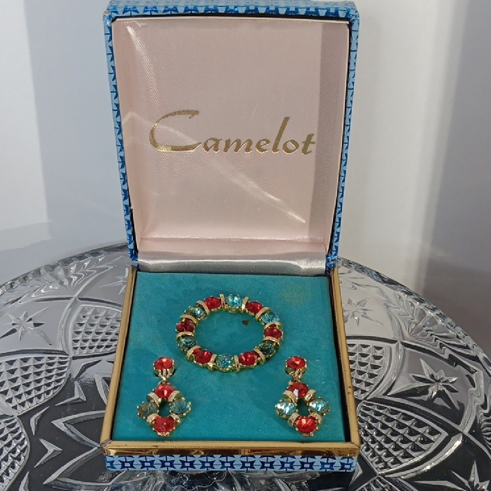 Red and Green Brooch Set